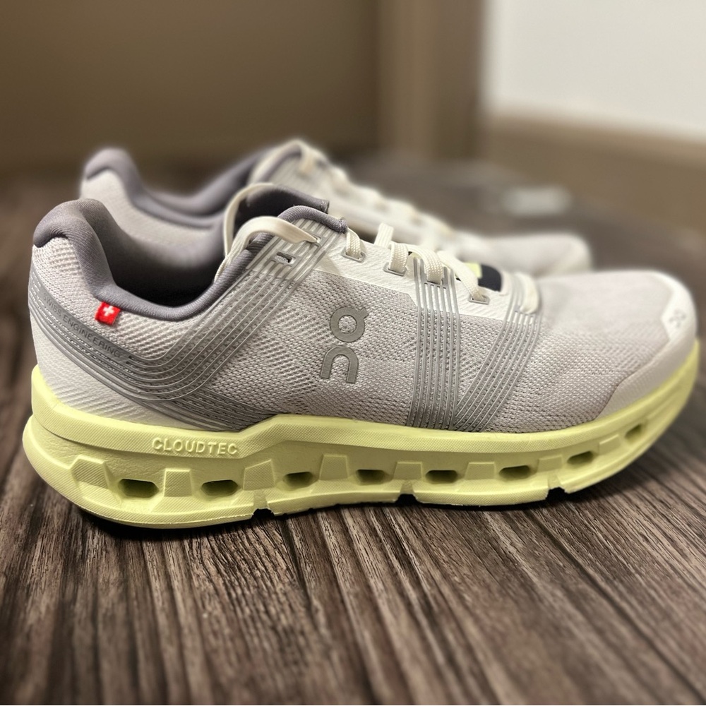 Oncloud go in meadow green and grey size 9